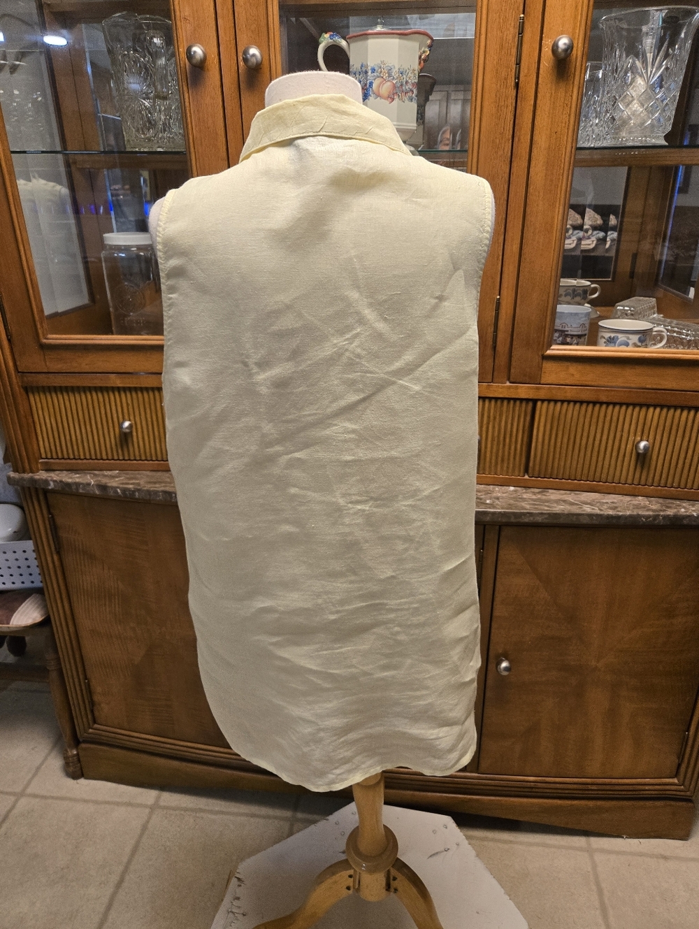 Tahari:Sleeveless Collared Linen Tunic in Pale Yellow - Picture 3 of 4